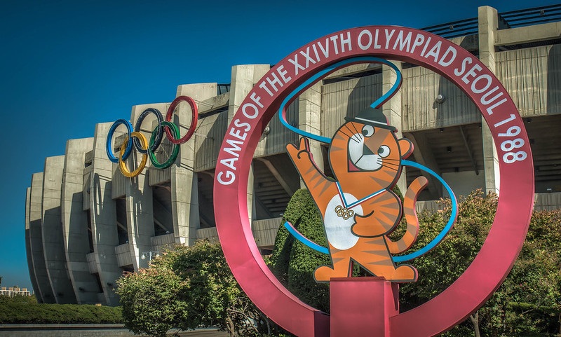 Символ Олимпиады-1988 в Сеуле Ходори перед Олимпийским стадионом. / Фото: Korea.net, flickr