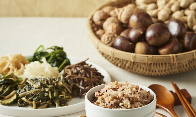 韩国正月十五的重要食物—— 拌什锦干菜、五谷饭和坚果。图片来源：iclickart（根据版权法，图片未经允许严禁转载复制）