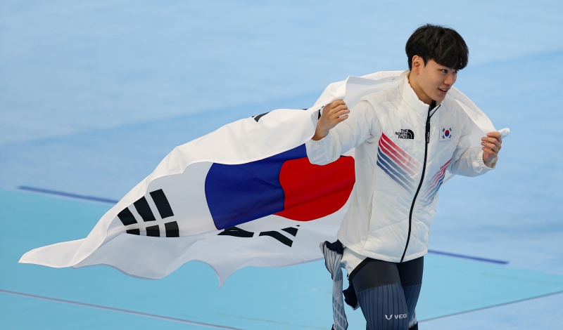 Vận động viên Kim Min-seok vui mừng sau khi giành được huy chương đồng tại Thế vận hội Olympic Bắc Kinh 2022. (Ảnh: Yonhap news)