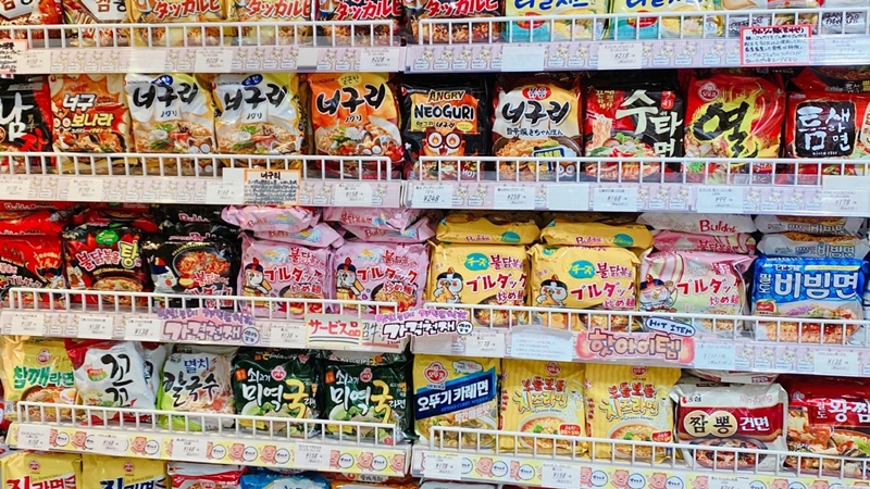 日本のスーパーで販売されている韓国即席ラーメン＝栗原みほ撮影