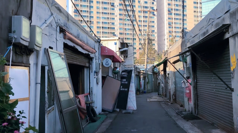 Từng ngõ ngách của làng nghệ thuật Mullae đều mang đậm dáng dấp xưa cũ của nền văn hóa và công nghiệp đồ sắt thịnh vượng trong những năm 80. (Ảnh: Chụp màn hình từ video trên kênh YouTube của LUNAPARK)