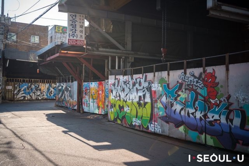 Trên các mảng tường, cánh cửa cũ ở làng nghệ thuật Mullae là vô vàn những bức tranh graffiti đầy màu sắc độc đáo thể hiện khát vọng đam mê của mỗi nghệ sĩ sinh sống và làm việc trong khu vực. (Ảnh: Trang Instagram của chính quyền thành phố Seoul)