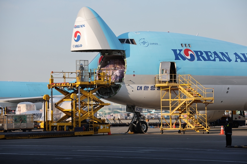 海外に輸出される貨物が飛行機に積み込まれる様子＝聯合ニュース