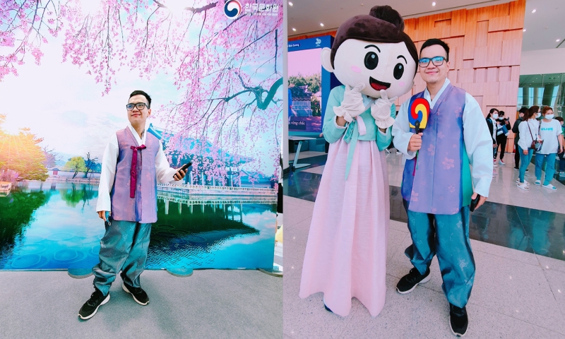 Mặc thử Hanbok xịn xò từ đất nước Hàn Quốc chụp cùng tiểu cảnh mô phỏng Lầu Khánh Hội của cung điện Gyeongbokgung thực sự là kỉ niệm khó quên đối với chị em mình. (Ảnh: Vũ Đỗ Hải Hà)