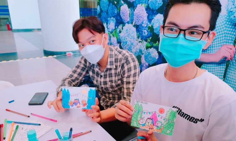 Các bạn trẻ vui vẻ thể hiện kĩ năng sáng tạo của mình thông qua họat động tô màu tranh chủ đề Hàn Quốc và đảo Jeju trong khuôn khổ sự kiện Lễ hội văn hóa và nội dung Hàn Quốc. (Ảnh: Vũ Đỗ Hải Hà)