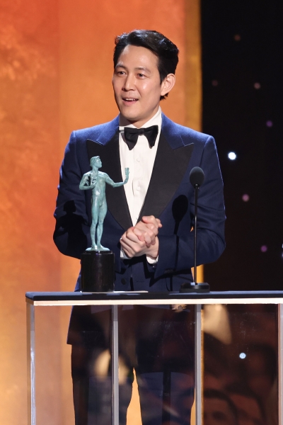 Lee Jung-jae xuất sắc giành cho mình danh hiệu “Diễn viên xuất sắc nhất phim truyền hình dài tập” nhất tại Lễ trao giải của Hiệp hội Diễn viên Mỹ (SAG) lần thứ 28. (Ảnh: Yonhap News)