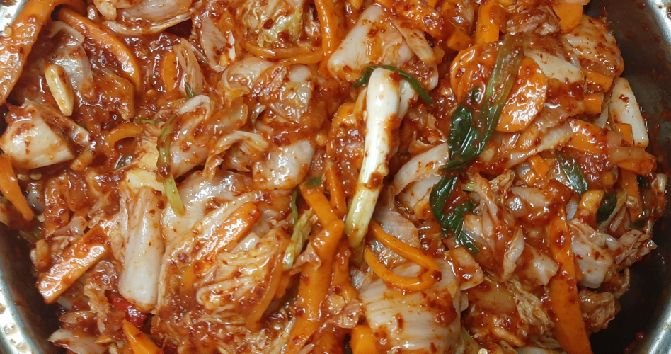 Màu đỏ bắt mắt của Kimchi cải thảo Hàn Quốc. (Ảnh: Đào Mạnh Nghĩa)