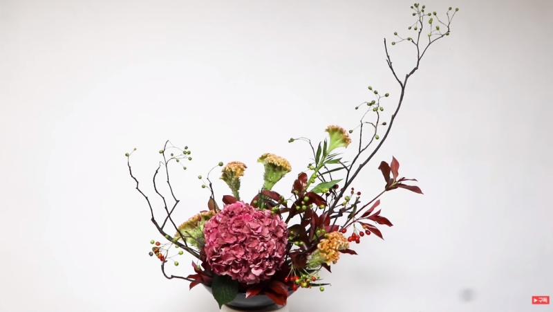 Nghệ thuật cắm hoa Hàn Quốc quan tâm đến sự đơn giản, tinh tế từ màu sắc đến bố cục, đặc biệt là phù hợp với môi trường xung quanh. Trong hình là một kiểu cắm hoa Hàn Quốc thể hiện chủ đề “Giấc mơ mùa thu trong lòng Đức Chúa”. (Ảnh: Chụp màn hình từ video trên kênh YouTube của Jenna’s Flower Garden)