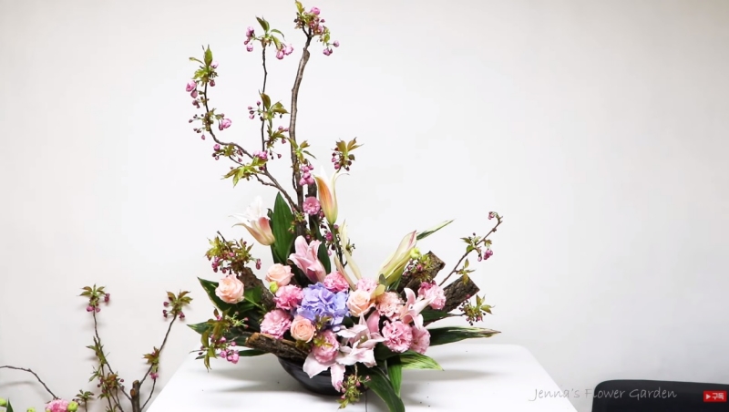 Nghệ thuật cắm hoa Hàn Quốc là một sự kết hợp hoàn hảo giữa nghệ thuật và thiên nhiên. Từ những cành hoa, lá cây đơn giản, những nghệ nhân đã tạo ra những tác phẩm nghệ thuật tuyệt đẹp, đầy ấn tượng. Hãy xem ngay để khám phá thêm vẻ đẹp rực rỡ trong nghệ thuật cắm hoa Hàn Quốc.