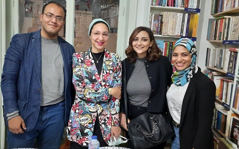 المراسلة الفخرية شيماء رشدي مع لكاتبة نورا ناجي والمترجميين محمد نجيب ومنار الديناري (صورة من المراسلة الفخرية شيماء رشدي)