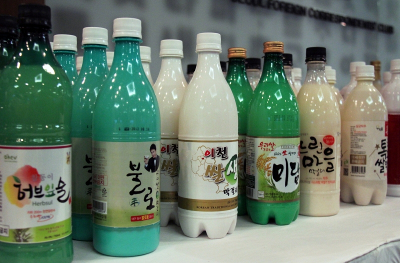 Ngày nay, bạn có thể dễ dàng tìm mua được Makgeolli hoặc Soju đóng chai tại những cửa hàng, siêu thị bán đồ Hàn một cách dễ dàng. (Ảnh: Jeon Han / Korea.net)