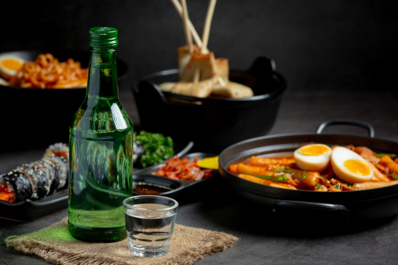 Soju là loại đồ uống có cồn cực kì phù hợp với những món ăn cay, nóng, nhiều gia vị như Tteokbokki, lẩu hay đồ nướng tẩm ướp. (Ảnh: jcomp / Freepik)