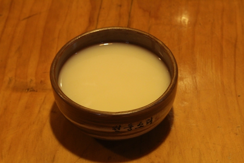 Khác với Soju, thực khách có thể uống Makgeolli thành những ngụm lớn, do đó vì sao dụng cụ đựng loại đồ uống này thường có miệng to, rộng. (Ảnh: Pixabay)