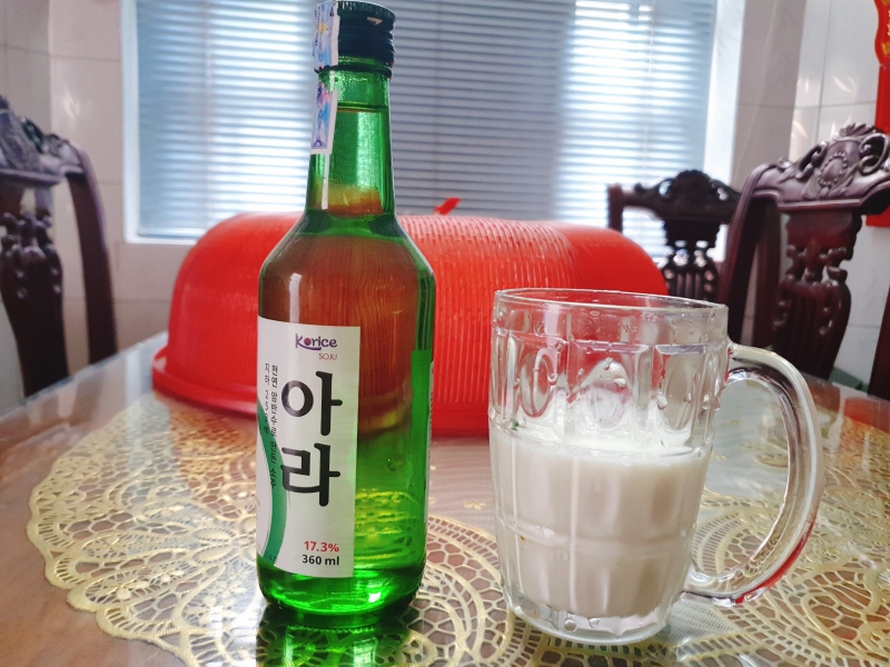 Món cocktail pha trộn giữa sữa không đường và Soju tạo ra cảm giác mới lạ với dư vị ngọt thanh tự nhiên, nó cũng làm giảm cảm giác “gắt” từ Soju đáng kể. (Ảnh: Vũ Đỗ Hải Hà)