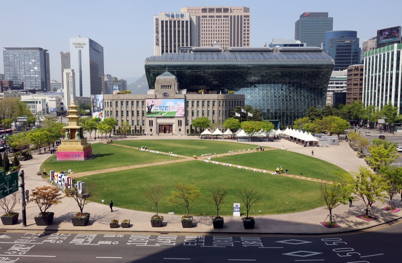 Die Stadtregierung Seoul kündigte an, ab Samstag, dem Welttag des Buches, „Lesen auf dem Seoul Plaza“ zu veranstalten, bei dem die Bürger mit Sitzsäcken und Matten bequem Bücher auf dem Rasen des Seoul Plaza lesen können. © Yonhap News