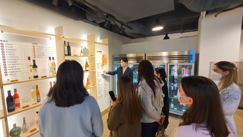 Anh Kim Min Hyun đang giới thiệu nhiều loại Sool cho các bạn phóng viên danh dự tại The Sool Gallery. (Ảnh: Nguyễn Ngọc Quang)