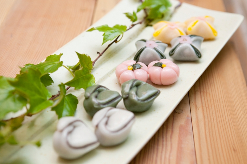 Tại Hàn Quốc khi chuyển nơi ở mới, người ta thường có tục tặng bánh cho những nhà hàng xóm lân cận xung quanh khu vực mình sinh sống như một cách giao tiếp thân thiện để mở rộng các mối quan hệ. (Ảnh: iclickart)