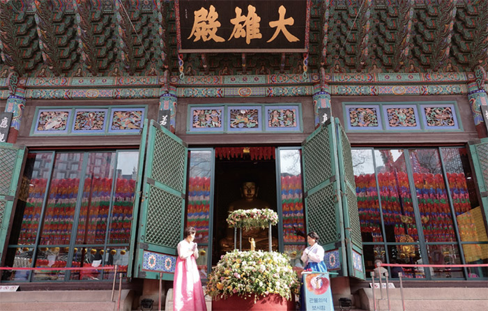 À la veille de l'anniversaire de Bouddha, une cérémonie de gwanbul (관불) pour baigner le bébé Bouddha se déroule au temple Joggye, à Séoul, le 18 mai 2021.