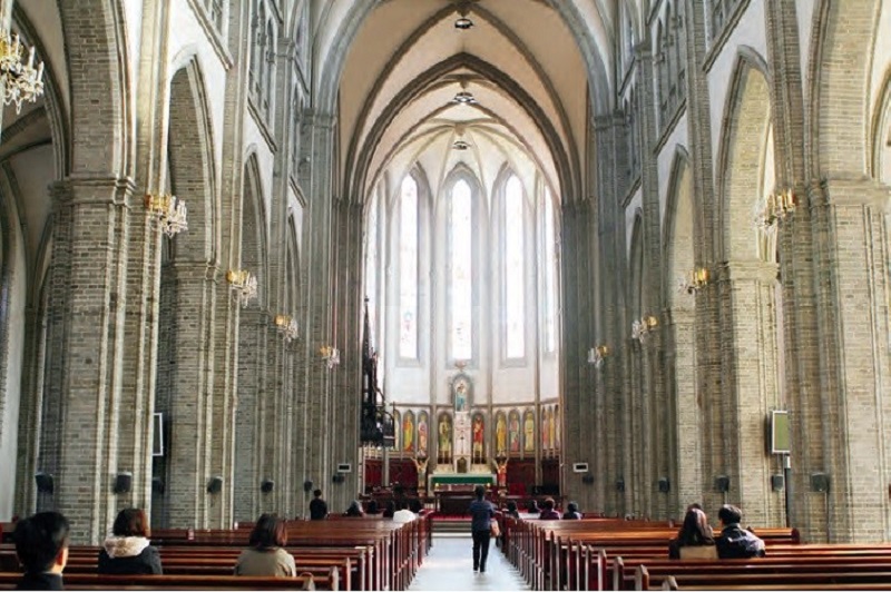 داخل كاتدرائية «ميونغ دونغ» التي تقع في «ميونغ دونغ» بسيئول