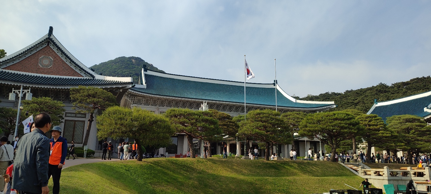 El palacio presidencial Cheong Wa Dae, cuya traducción literal es la 'casa azul' debido a su característico tejado compuesto por más de 100 mil tejas de color azul, deja de ser un lugar exclusivo de las élites gobernantes para convertirse en un lugar abierto para todos los ciudadanos. 