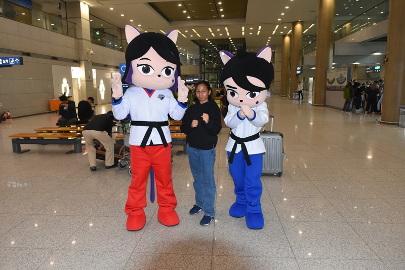 L’accueil des jeunes athlètes par les mascottes du Championnat du monde. ⓒ Daniel Formichi