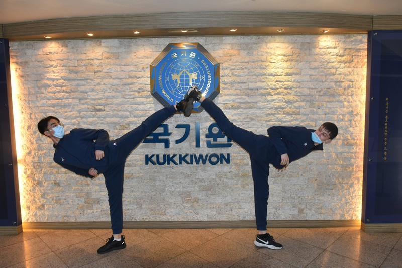 Alexis, Lenny et Andrea découvrent le Kukkiwon. ⓒ Daniel Formichi