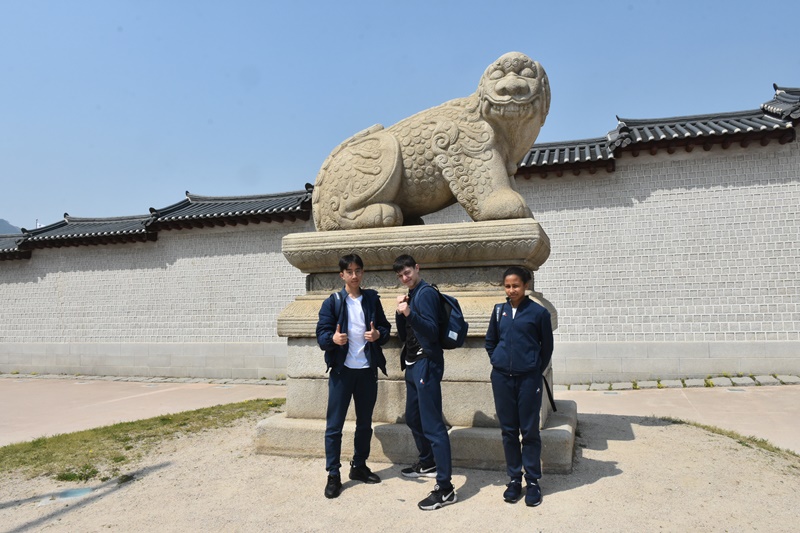Visite de Séoul. Les jeunes athlètes du club Montpellier Taekwondo devant une statue de haetae (encore appelé haechi) devant le palais Gyeongbok. ⓒ Daniel Formichi