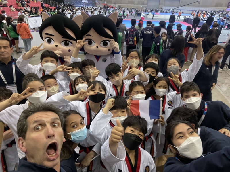 Moment de convivialité avec des enfants coréens, distribution de petits drapeaux Français, lors du Championnat du monde Poomsae. ⓒ Daniel Formichi