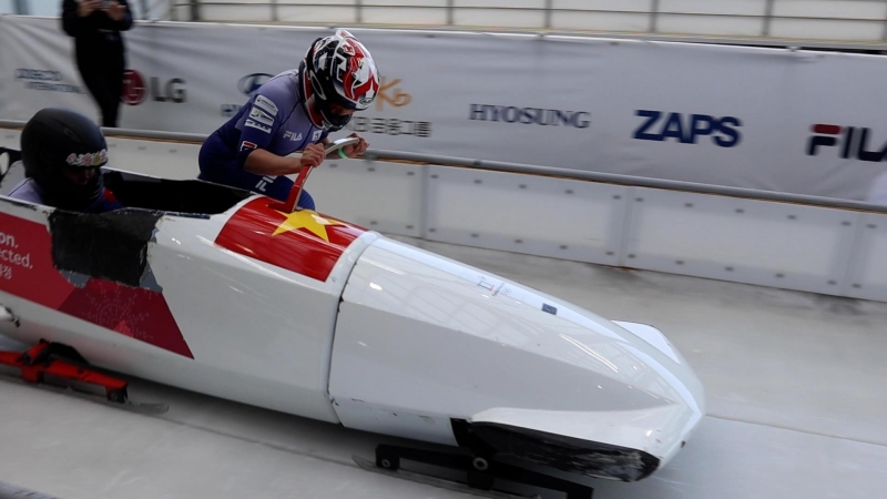Đội tuyển bobsleigh nữ Việt nam sau tiếng còi xuất phát. (Ảnh: Tô Tôn Thành)