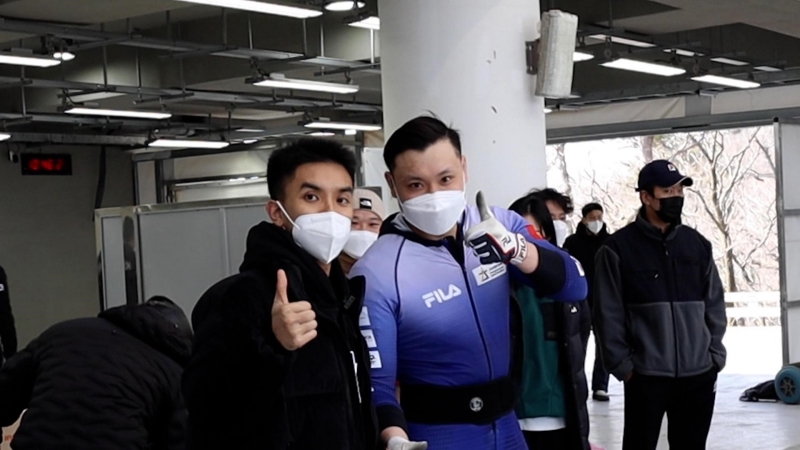 Lê Khương Anh Tú (phải) đã tập luyện bobsleigh được 2 năm, với xuất thân là vận động viên cử tạ. (Ảnh: Tô Tôn Thành)