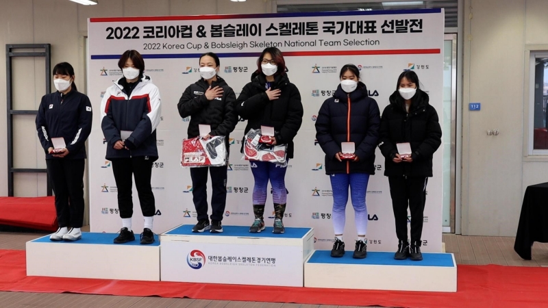 Khoảnh khắc trên bục huy chương của tuyển bobsleigh nữ Việt Nam. (Ảnh: Tô Tôn Thành)