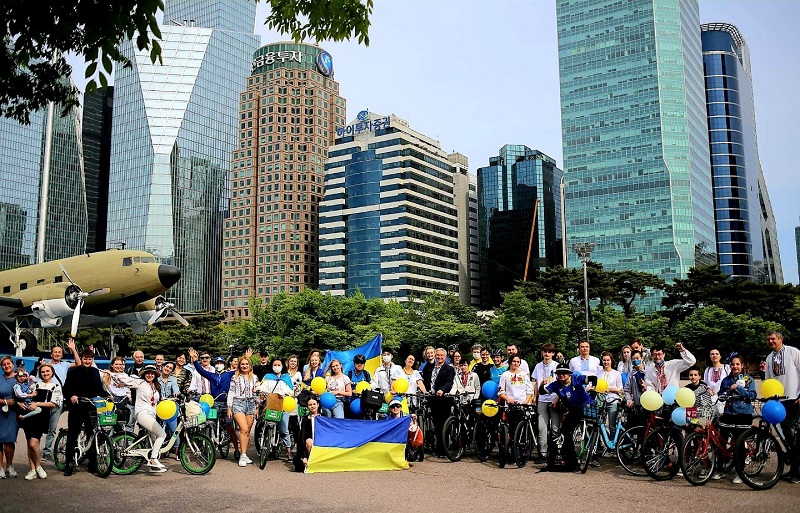 Украинская община на Велозаезде в вышиванках. Фото: Кристина Майданчук