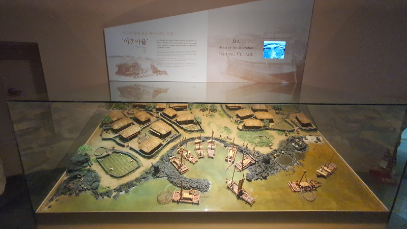 Hình ảnh mô phỏng quần thể làng chài ven biển trên đảo Jeju được trưng bày tại viện bảo tàng. (Ảnh: Nguyễn Ngọc Quang)