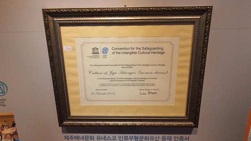 Chứng nhận di sản văn hóa phi vật thể đối với “Culture of Jeju Haenyeo” (women divers) năm 2016. (Ảnh: Nguyễn Ngọc Quang)