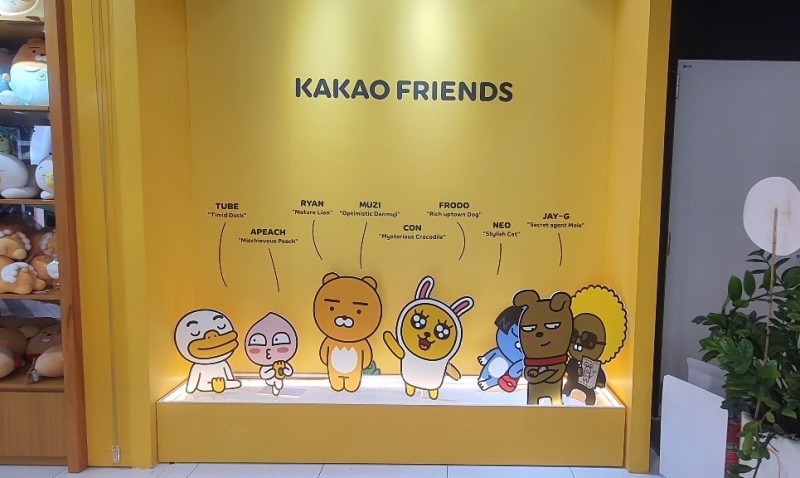 Bức tường vàng cùng với 8 nhân vật Kakao friends là góc check-in khá nổi bật ngay khi bước vào cửa hàng. (Ảnh: Bùi Thái Hường)