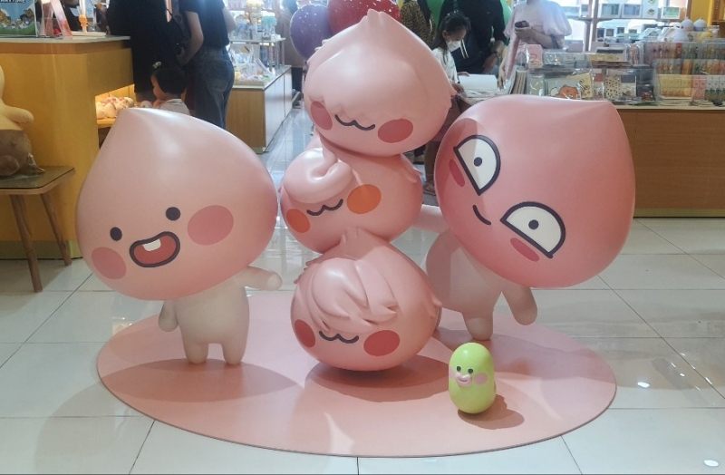 Apeach là trái đào nghịch ngợm, thu hút bởi khuôn mặt trẻ thơ cùng chiếc răng nhô ra, nhưng cũng có lúc lại là trái đào tinh nghịch. (Ảnh: Bùi Thái Hường)