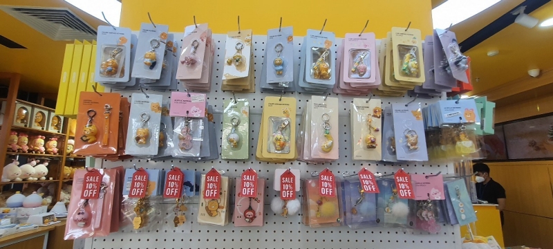 Một số sản phẩm cũng được giảm giá để kích thích nhu cầu mua sắm của khách thăm quan. (Ảnh: Bùi Thái Hường)