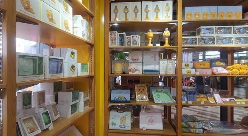 Khách thăm quan có thể mua sắm các sản phẩm tại đây để làm quà tặng cho bạn bè, người thân. (Ảnh: Bùi Thái Hường)