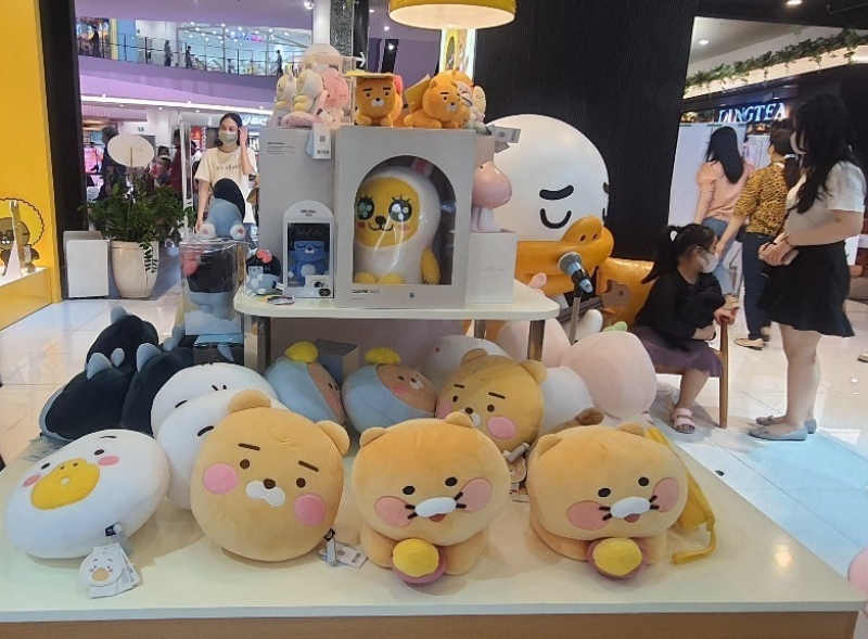 Siêu quậy Muji có hình dáng mặc áo con thỏ nhưng thực chất lại là củ cải vàng. Còn NEO, chú mèo lãnh đạm yêu thích mua sắm và yêu bản thân mình hơn ai hết. (Ảnh: Bùi Thái Hường)