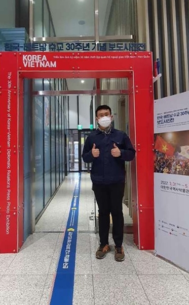 Cổng trước trong nhà của Triển lãm ảnh báo chí được tổ chức kỷ niệm 30 năm thiết lập quan hệ ngoại giao Hàn Quốc - Việt Nam. (Ảnh: Nguyễn Ngọc Quang)