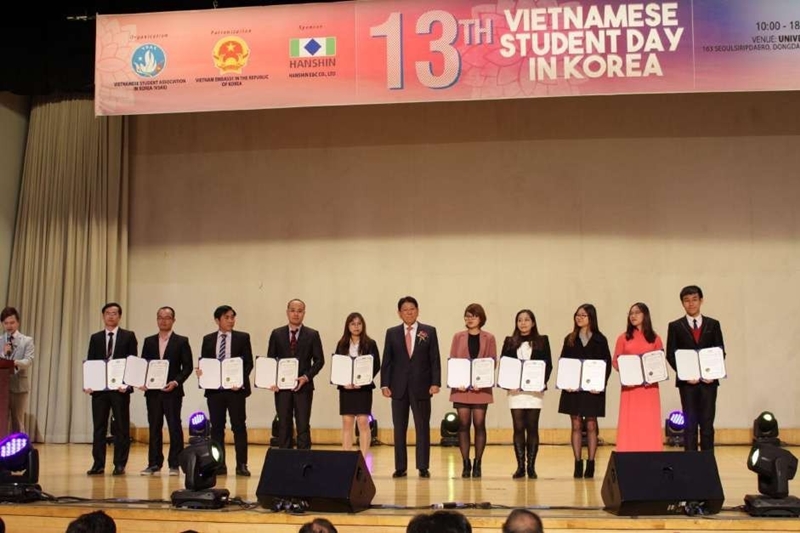 Lễ trao học bổng Tập đoàn Hanshin năm học 2017 tại Ngày hội SVVN lần thứ 13. (Ảnh: Nguyễn Ngọc Quang).