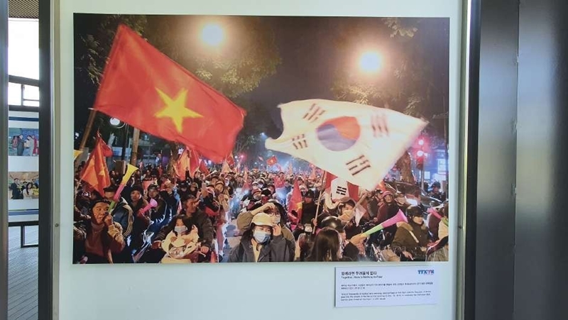 Hàng nghìn cổ động viên Việt Nam mang theo quốc kỳ Hàn Quốc và Việt Nam ăn mừng huy chương vàng SEA Games 30 vào 10/12/2019. (Ảnh: Nguyễn Ngọc Quang)
