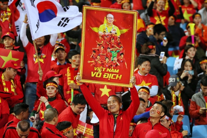 Những người hâm mộ bóng đá Việt Nam đang cổ vũ tại trận chung kết AFF Cup 2018 giữa đội tuyển Việt Nam và Malaysia đã được tổ chức ở sân vận động quốc gia Mỹ Đình, Hà Nội vào ngày 15/12 vừa qua (theo giờ địa phương). (Ảnh: Yonhap News)
