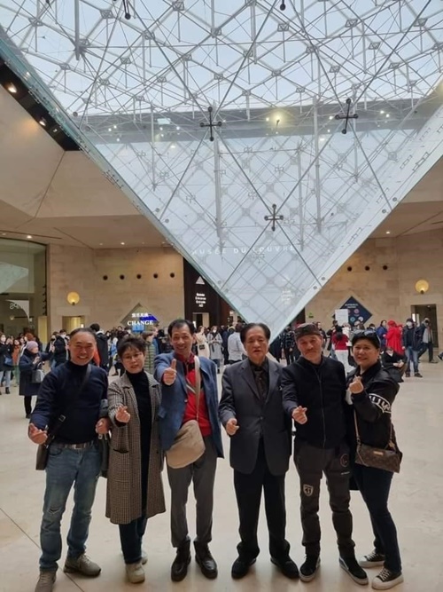 Les artistes devant la pyramide invers괻 du Louvre photo@Kim Kyungho