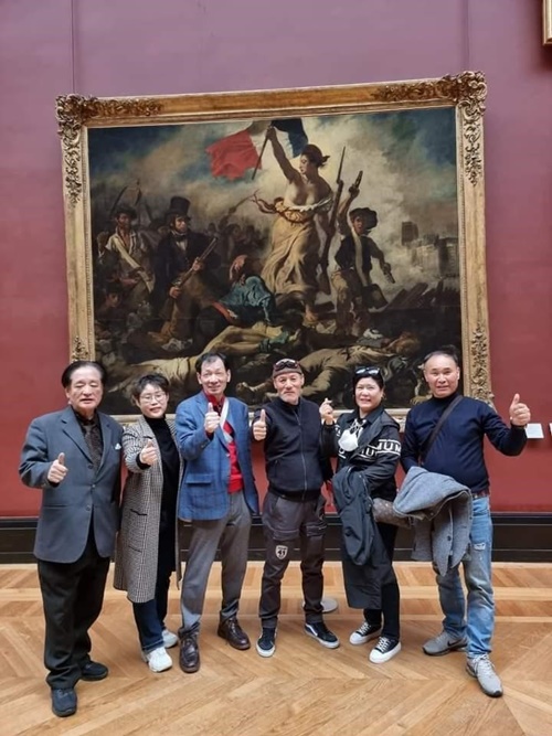 Les artistes au Louvre devant la Victoire guidant le peuple de Delacroix @Suh Yongsun 
