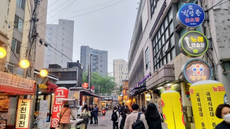 Dòng người đổ về “Ngõ bánh hành Hoegi-dong” tầm giờ mở cửa buổi chiều tại đây. (Ảnh: Phạm Thị Bích Nguyệt)