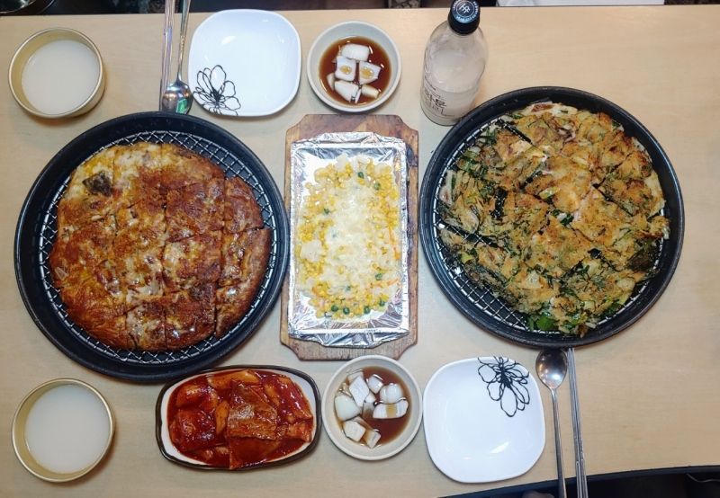 Bánh hành hải sản (phải) và bánh Kimchi (trái) cùng rượu nếp Makgeolli Hàn Quốc. (Ảnh: Phạm Thị Bích Nguyệt)