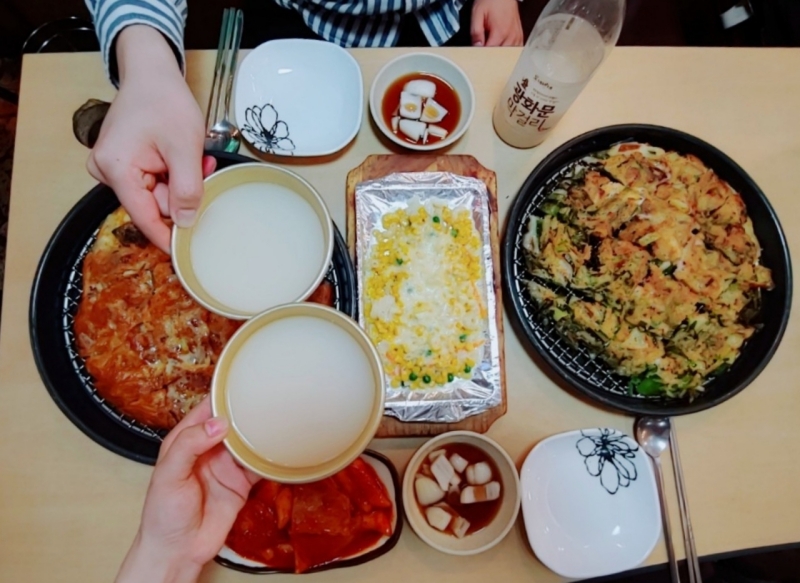 Bánh hành hải sản và bánh Kimchi cùng rượu nếp Makgeolli Hàn Quốc. (Ảnh: Phạm Thị Bích Nguyệt)