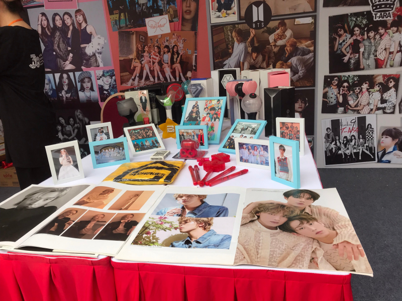 Trên con đường K-pop còn trưng bày các sản phẩm K-pop như poster, lightstick, album và tạp chí idol. (Ảnh: Đặng Phương Thanh)