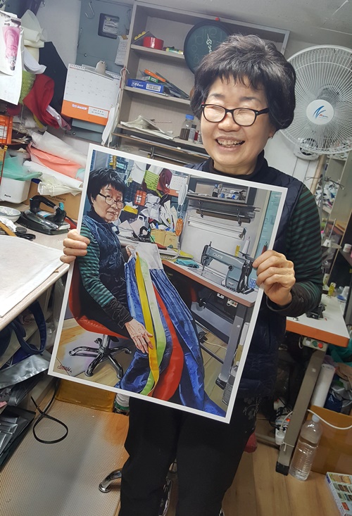 La couturière de hanboks du marché KwangJang. (crédits photos : Aaron Cossrow)